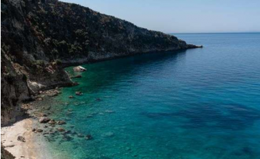 Vdes 69-vjeçarja në plazhin e Qeparosë, dyshohet se pësoi arrest kardiak