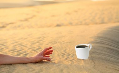 Si ndikon kafeja në organizmin e njeriut në temperatura të larta? Ne të gjithë bëjmë të njëjtin gabim që dëmton shëndetin tonë