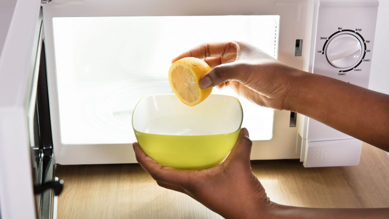 Truk mahnitës: Si ta pastroni mikrovalën me një limon të vetëm