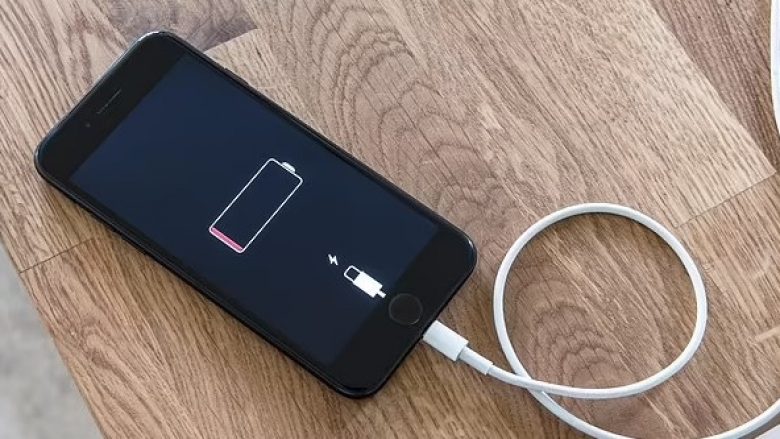 Përdoruesit e iPhone po ankohen se përditësimi i ri softuerik po ua nxeh telefonat e po ua shterë baterinë