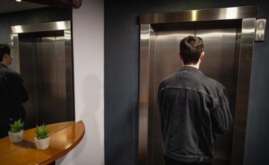 Përleshje fizike në liftin e një objekti banesor në Fushë Kosovë – arrestohen dy persona