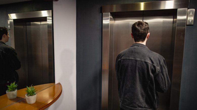 Përleshje fizike në liftin e një objekti banesor në Fushë Kosovë – arrestohen dy persona
