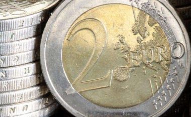 Drejtori i një kompanie private deponon monedha metalike në një bankë në Prishtinë, dyshohen se janë të falsifikuara