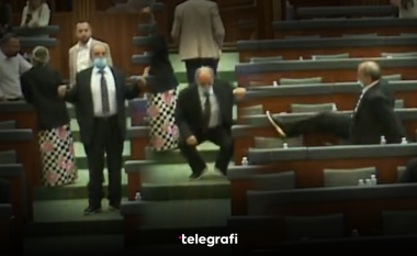 Deputeti Kokaj relaksohet në Kuvend, bën ushtrime fizike gjatë seancës