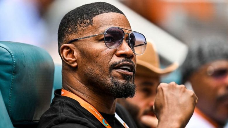 Jamie Foxx xhirohet në publik për herë të parë pas daljes nga spitali