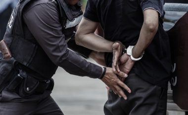Ndalohet një përmbaruese në Kërçovë, ka sulmuar policinë dhe një gazetar