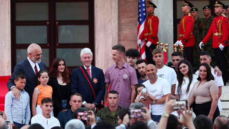 ​Rama falënderon Klintonët dhe Hillarët e Kosovës që ishin në ceremoninë e nderimit të ish-presidentit amerikan