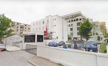 “Çmendet” 29-vjeçari në Tiranë, rreh motrën – dëmton shtëpinë dhe dhomën e komisariatit