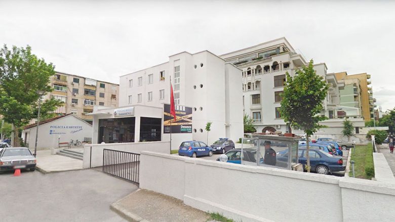 “Çmendet” 29-vjeçari në Tiranë, rreh motrën – dëmton shtëpinë dhe dhomën e komisariatit
