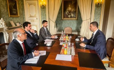 Pas vizitës në Francë, Krasniqi: Qasja e Qeverisë me aleatët është e papranueshme dhe e gabuar, po vë në rrezik sigurinë e vendit