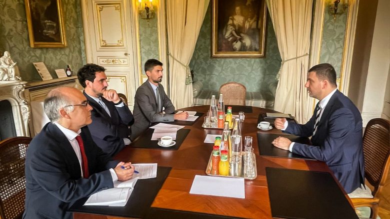 Pas vizitës në Francë, Krasniqi: Qasja e Qeverisë me aleatët është e papranueshme dhe e gabuar, po vë në rrezik sigurinë e vendit