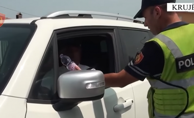 Temperatura përvëluese, policët e Krujës i ofrojnë ujë qytetarëve dhe turistëve