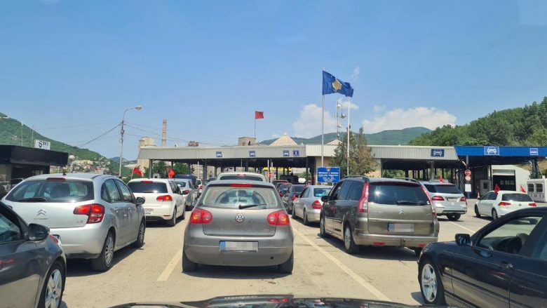 Krijohen kolona të gjata në kufirin Kosovë-Shqipëri