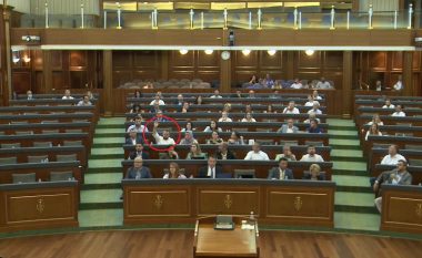 Dështon ndryshimi i Ligjit për Shërbyesit Civilë, deputeti i LVV-së Fitim Uka votoi kundër – Konjufca abstenoi