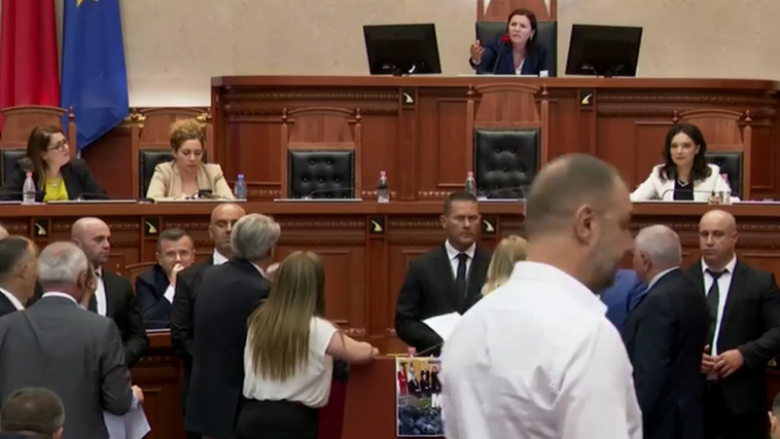 “Mos bë cirk” përplasje në Kuvendin e Shqipërisë, Noka tenton të kapërcejë karriget, ndërhyjnë truprojat