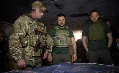 Zelensky viziton ushtrinë pranë Bakhmutit: Luftëtarët tanë po bëjnë luftë heroike