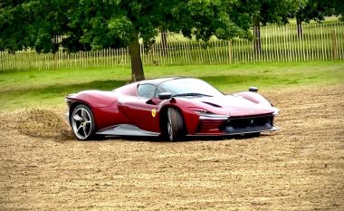 Pronari i një Ferrari Daytona SP3 – 3 milionë dollarësh – kishte vendosur të “rrëshqiste” me supermakinën e tij në një fushë