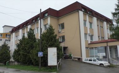 Një muaj paraburgim ndaj të dyshuarit që sulmoi gazetarët në Spitalin e Gjakovës