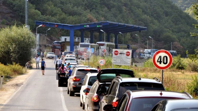 Kolona në pikat kufitare, pritjet deri në tri orë për të dalë nga Kosova