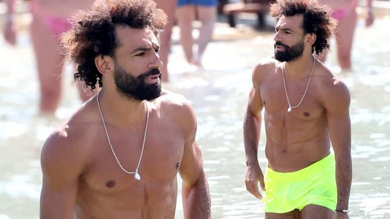 Mohamed Salah shfaqë sërish trupin e tij muskuloz gjatë pushimeve verore në Greqi