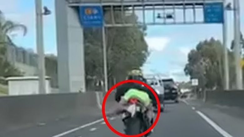 Shoferi australian mbuloi me këmbë targat e motoçikletës për të shmangur taksat