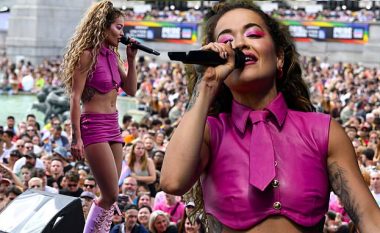 Rita Ora shkëlqen në Paradën e Krenarisë në Londër, performon para mijëra pjesëtarëve të komunitetit LGBT+