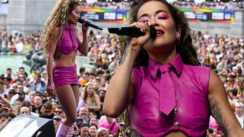 Rita Ora shkëlqen në Paradën e Krenarisë në Londër, performon para mijëra pjesëtarëve të komunitetit LGBT+