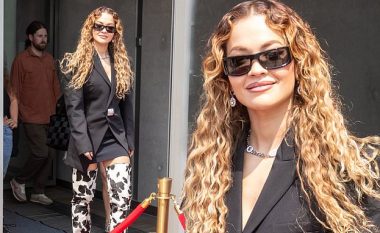 Rita Ora shkëlqen me dukjen në Berlin, ndërsa shfaqet me kostum të zi dhe çizme me dizajn të lopës