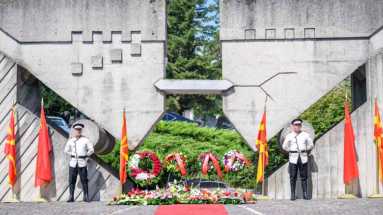 Me vendosjen e luleve para përmendores së viktimave të tërmetit në Shkup, u shënuan 60 vjet nga ngjarja tragjike