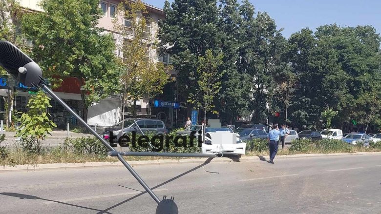 Tre persona lëndohen nga aksidenti në Prishtinë, ku vetura përfundoi në shtyllën e ndriçimit
