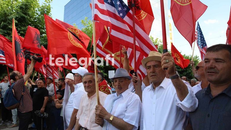 Veteranët i kërkojnë Osmanit të mos e dekretojë Ligjin për pagën minimale – paralajmërojnë protesta të reja