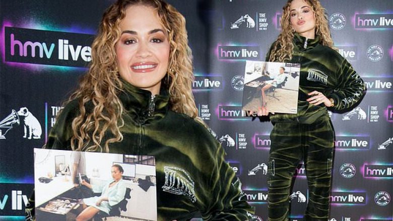 Rita Ora dukej elegante në Liverpool, ndërsa u dha fansave albume të nënshkruara me autograf