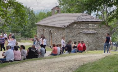 Turizmi unik në Rehovë të Korçës, banorët “bashkëjetojnë” me turistët e huaj