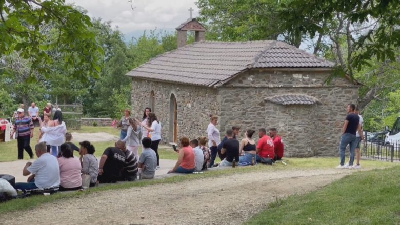 Turizmi unik në Rehovë të Korçës, banorët “bashkëjetojnë” me turistët e huaj