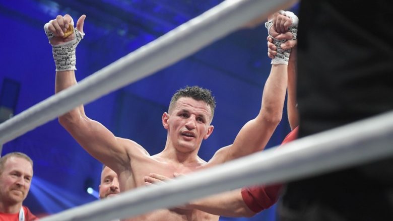 Robin Krasniqi fiton duelin e vlefshëm për WBC Silver
