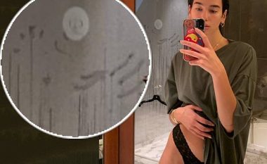 Dua Lipa publikon 'selfie' nga banja, por harron prapavijën - fansat symbrehtë vërejnë shenjat e duarve në xhamin e dushit