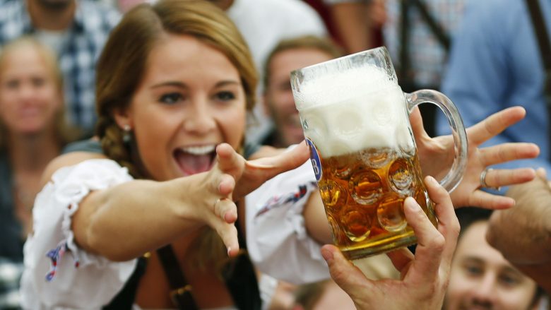 Studimi suedez: Pse konsumi i birrës u bën mirë femrave