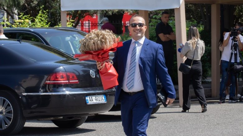 Mënyrë e veçantë proteste nga deputeti shqiptar, paraqet në Kuvend me një buqetë me grurë për Ministren e Bujqësisë