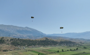 “Sky Diving Albania”, parashutistë italianë mblidhen në Gjirokastër