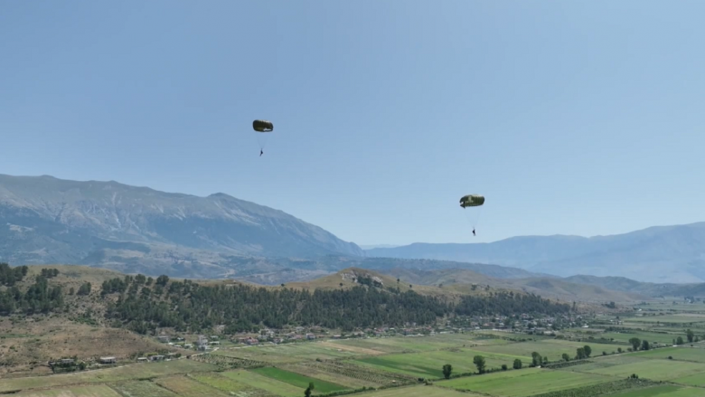 “Sky Diving Albania”, parashutistë italianë mblidhen në Gjirokastër