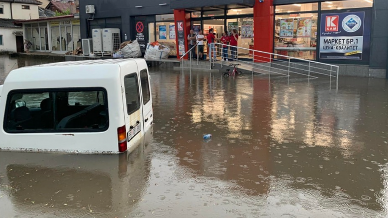 Vërshohen rrugë dhe shtëpi në Strumicë, edhe në Tetovë devijohet trafiku