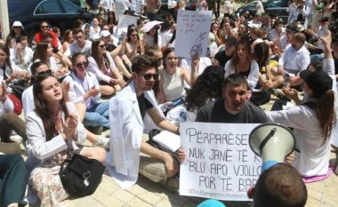 Studentët e mjekësisë në Shqipëri protestojnë kundër punësimit të detyrueshëm