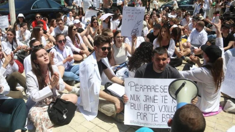 Studentët e mjekësisë në Shqipëri protestojnë kundër punësimit të detyrueshëm