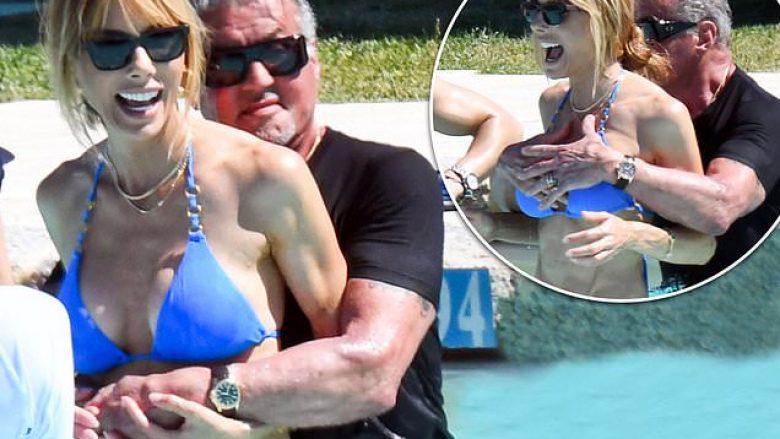 Sylvester Stallone fotografohet duke u kënaqur me gruan e tij në pishinë 10 muaj pasi hoqën dorë nga divorci