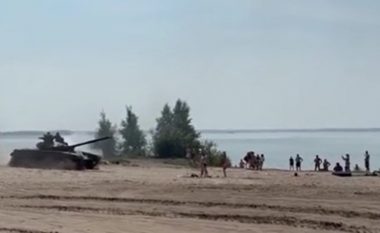Ndodh edhe kjo! Tanku rus futet në mesin e pushuesve të një plazhi