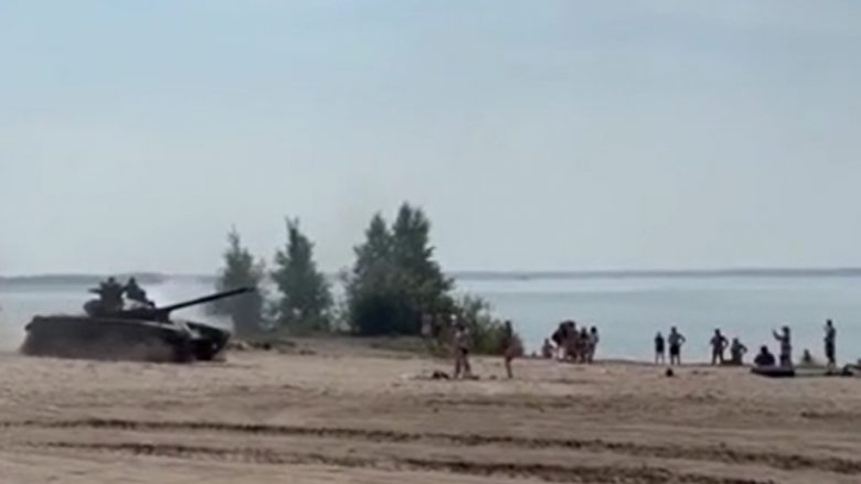 Ndodh edhe kjo! Tanku rus futet në mesin e pushuesve të një plazhi