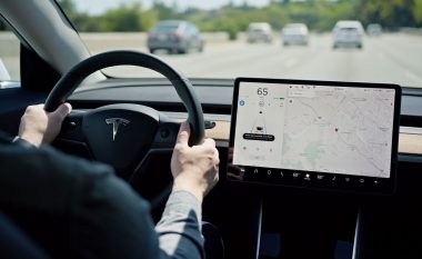Tesla përballet me pyetje nga rregullatorët për shkak të përditësimit të softuerit Autopilot