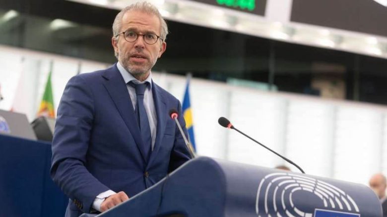 Eurodeputeti holandez i reagon zëdhënësit të BE-së: Ndaloni zbutjen e destabilizuesve [Serbisë