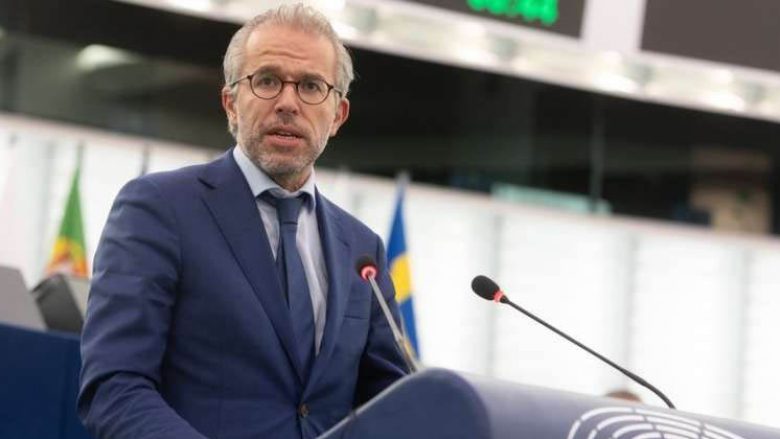 Eurodeputeti holandez godet BE-në: Kosova po përpiqet të ruaj shtetin e së drejtës, qëndrimi ndaj Kurtit nuk justifikohet