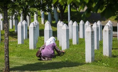 28 vjetori i gjenocidit në Srebrenicë – sonte në Prishtinë do të ndezën qirinj në përkujtim të viktimave